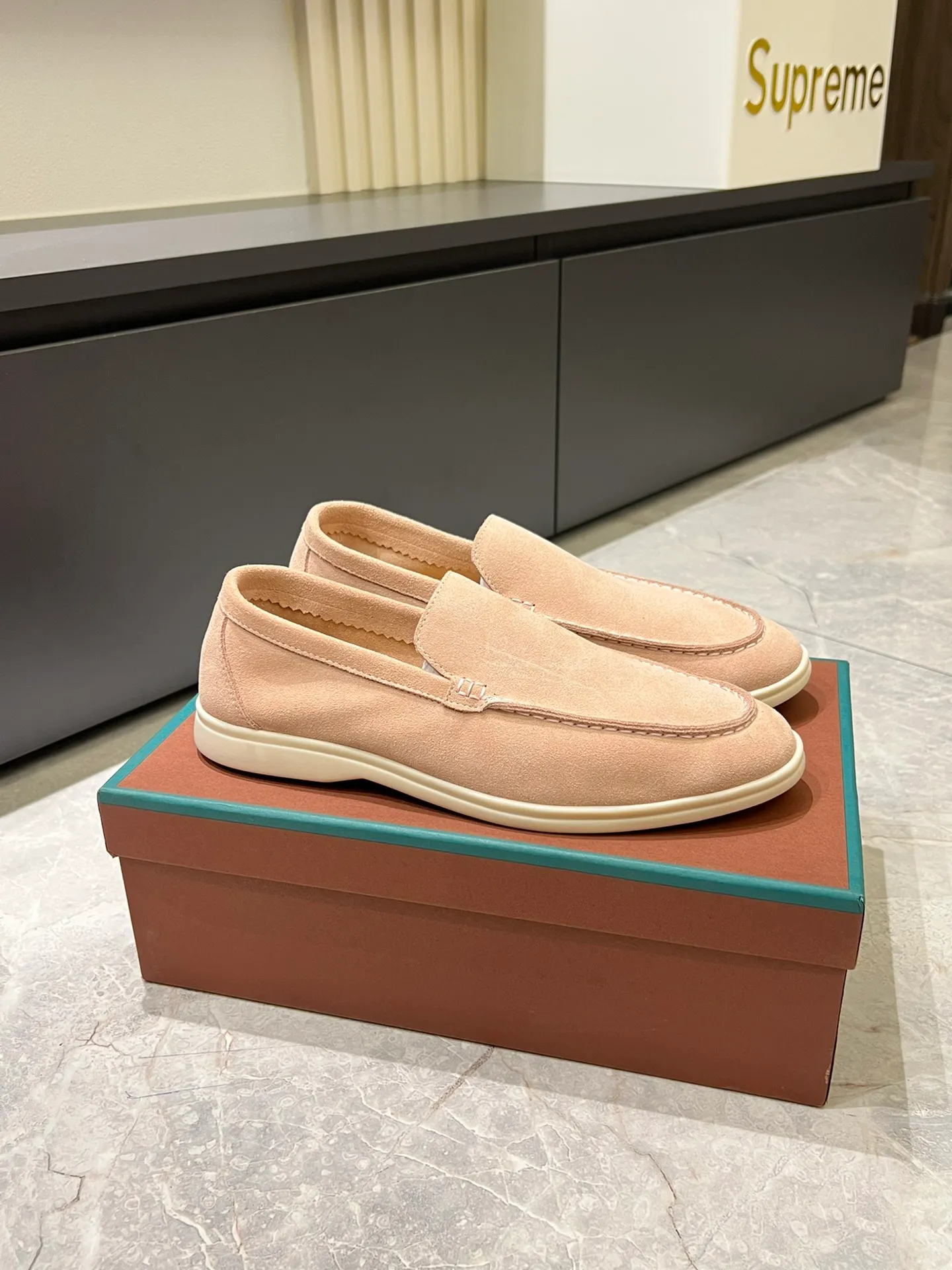 Men's shoes 💰p360 "Loro men's shoes 💰pian'*" Classic L men's shoes for couples 💰p Top version British flat loafers, a must-have item in old money style, the minimalist design is eye-catching and durable, a plus point for dressing The soft foot feel and texture are outstanding. They don’t scratch your feet and are very nice. They are matched with soft and waxy soles. They can be worn daily for a long time without getting tired. They are easy to wear, versatile and classic items, with perfect foot feel and texture! Imported cashmere fabric, the lining is made of imported A-grade water-dyed cow lining, the top version of the genuine leather midsole is sewn with pure handmade mark thread! Size: Female 35-40 (34. Customized) Male 38-44 (45.46. Customized)